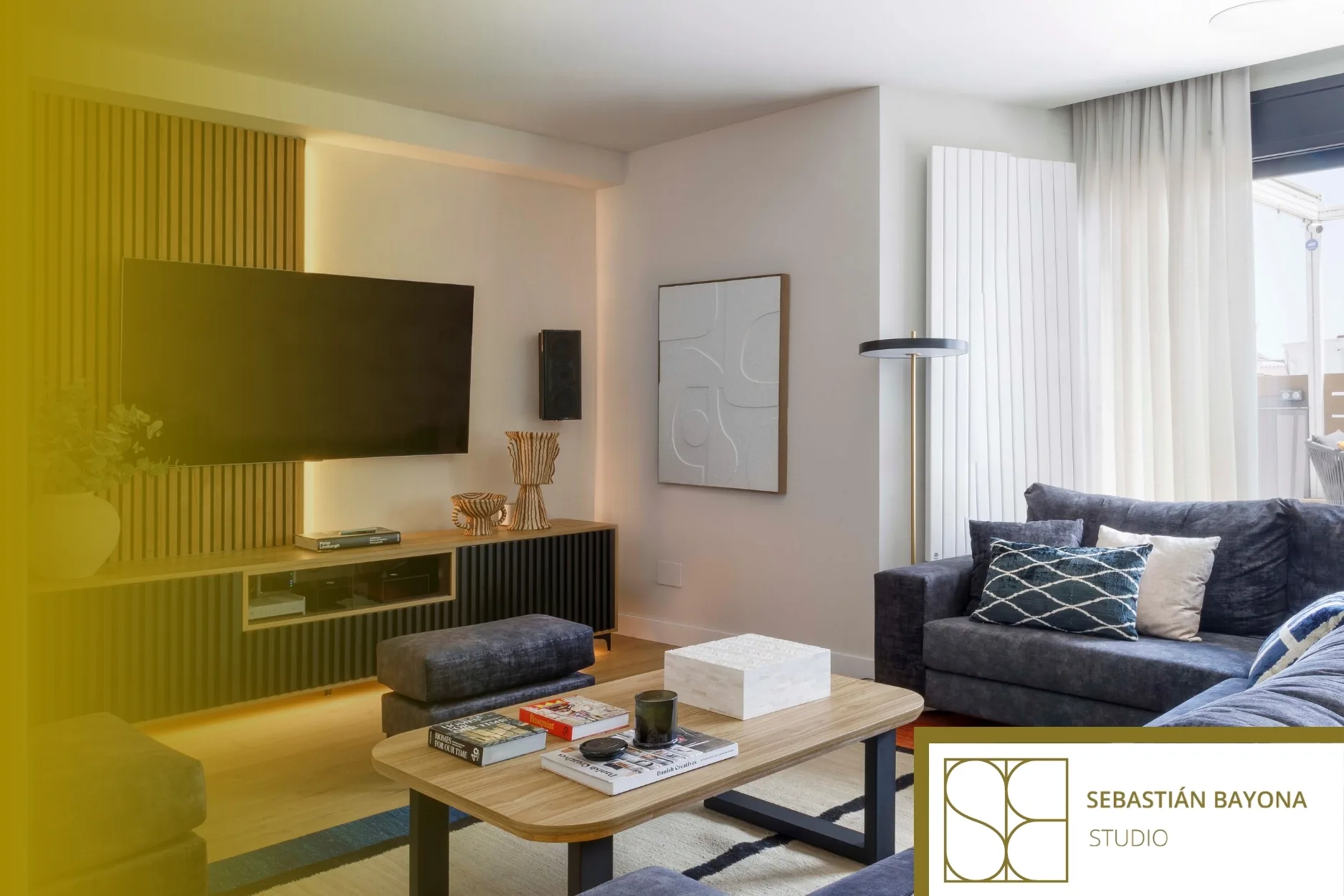 Vivienda con distintos grados de privacidad Espacio residencial con paneles correderos que separan ambientes sin bloquear la luz