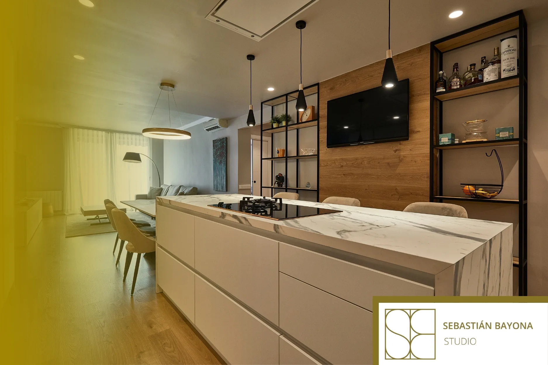 Salón reformado con mobiliario integrado y superficies fáciles de mantener